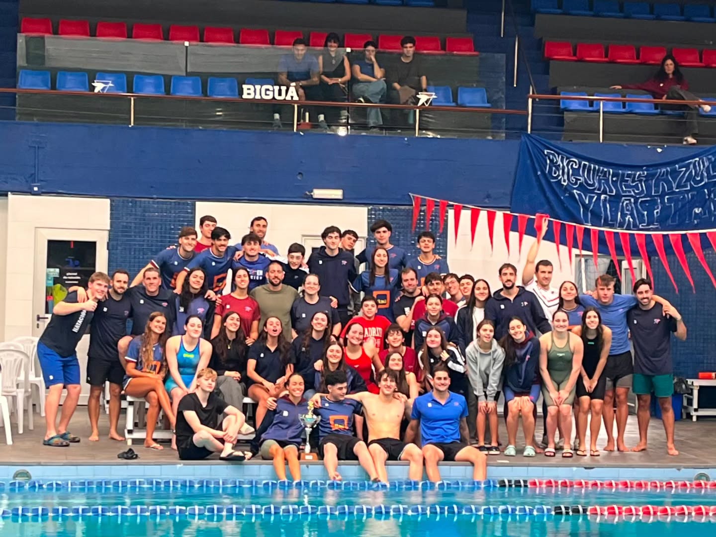 Competencia de natación en la Copa Biguá en Montevideo. Foto: El País