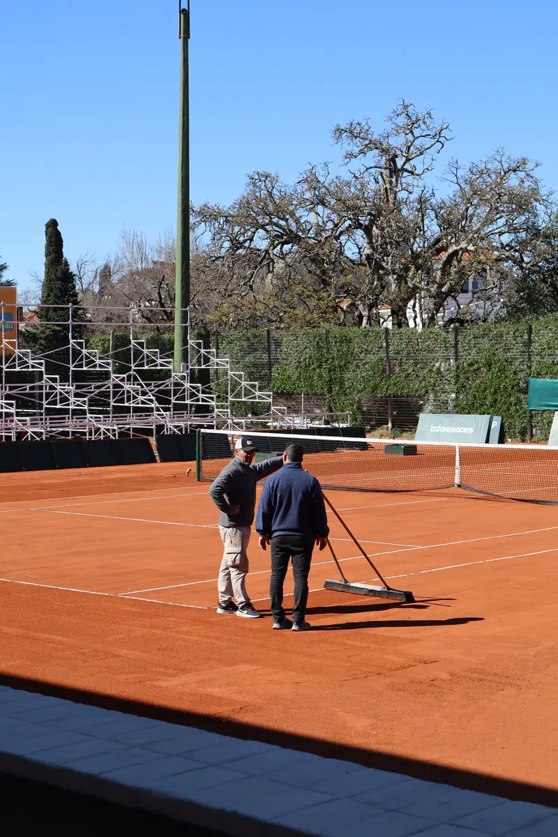 Preparación de la cancha de polvo de ladrillo y tribunas en el Círculo de Tenis de Montevideo para la serie de Copa Davis ante Estonia. Foto: material de prensa CTM / AUT