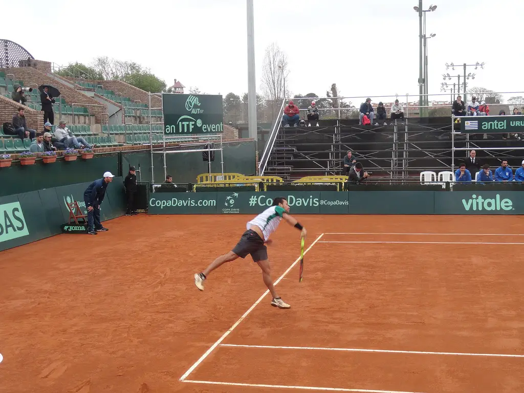 Copa Davis en Montevideo: Uruguay ante México en 2018, con carteles de la AUT y la ITF y público en las tribunas. Foto: NaBUru38 / Wikimedia Commons (CC BY-SA 4.0)