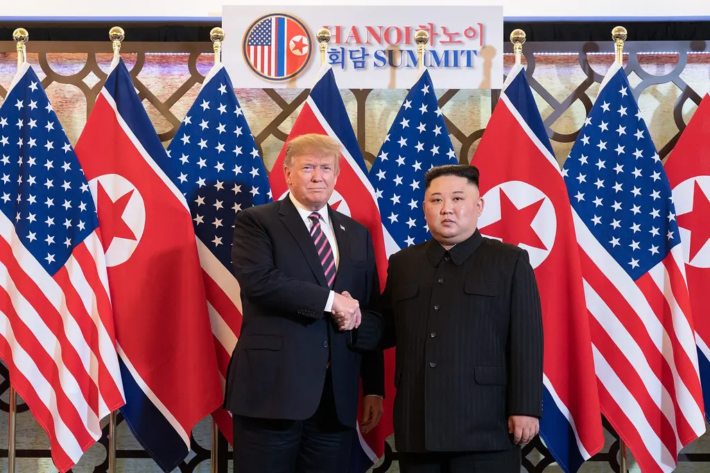 Donald Trump y Kim Jong-un se dan la mano en la cumbre de Hanói, en febrero de 2019 (archivo). Foto: Casa Blanca / Shealah Craighead