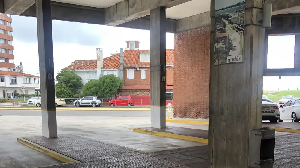 Andenes techados de la terminal de ómnibus de Punta del Este, con sus columnas de hormigón y la señal del andén 3. Foto: JacobinoWunsh / Wikimedia Commons (CC BY-SA 4.0) (archivo)