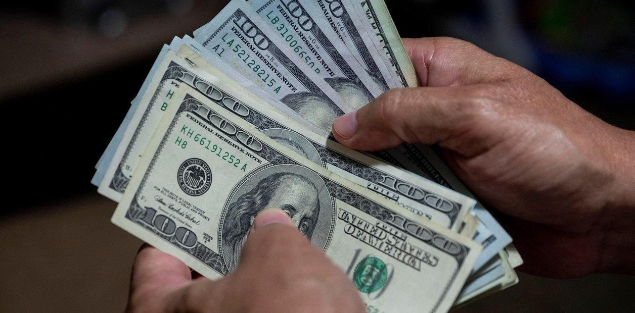 Oficina de cambio de divisas con billetes y monedas de dólar en exposición. Foto: Clarín