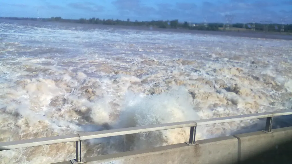 Agua liberada por los vertederos de la represa de Salto Grande sobre el río Uruguay. Foto: Melodygar / Wikimedia Commons (CC BY-SA 3.0) (archivo, imagen ilustrativa)