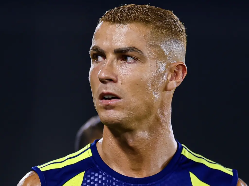 Cristiano Ronaldo celebrando un gol en un partido, rodeado de aficionados. Foto: Ambito