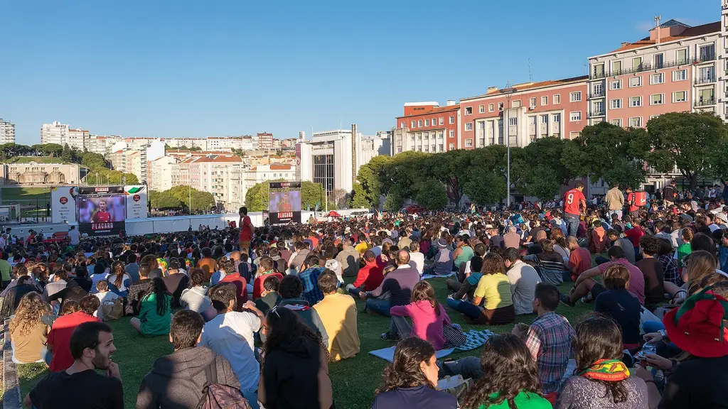 Hinchas portugueses siguen un partido de la selección con la imagen de Cristiano Ronaldo en las pantallas gigantes de la Alameda Afonso Henriques, en Lisboa. Foto: Jules Verne Times Two / Wikimedia Commons (CC BY-SA 4.0) (archivo, imagen ilustrativa)