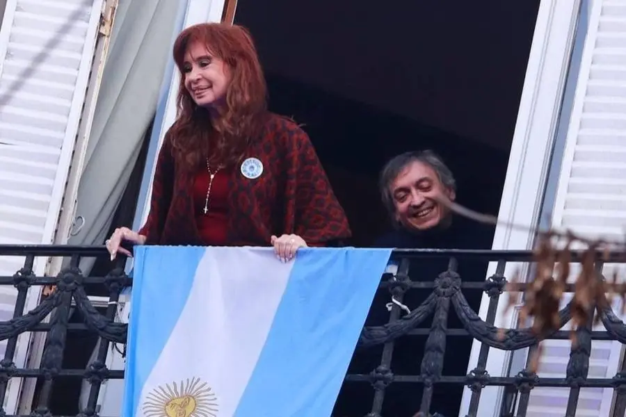 Cristina Kirchner y Máximo Kirchner en un balcón, con una bandera argentina, en una imagen de archivo. Foto: La Nación