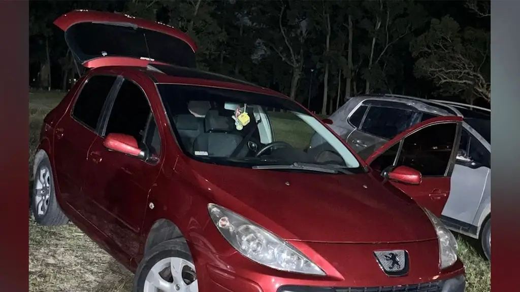 Autos revisados tras la riña en la Unión. Foto: Subrayado