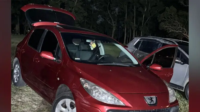 Autos revisados tras la riña en la Unión. Foto: Subrayado