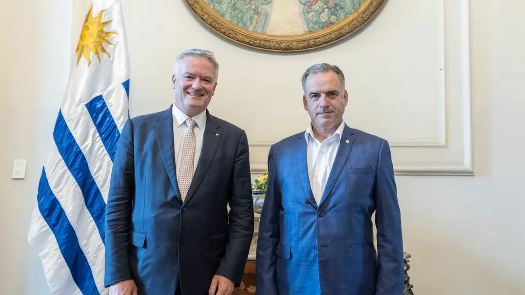 El secretario general de la OCDE, Mathias Cormann, y el presidente Yamandú Orsi posan durante su reunión del lunes 28 de setiembre. Foto: Camilo dos Santos, Presidencia de la República