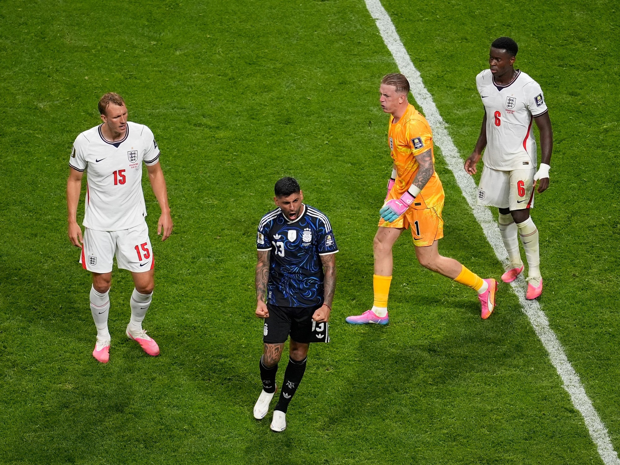 Cuti Romero celebrando el gol de Enzo Fernández frente a Jordan Pickford. Foto: Clarín