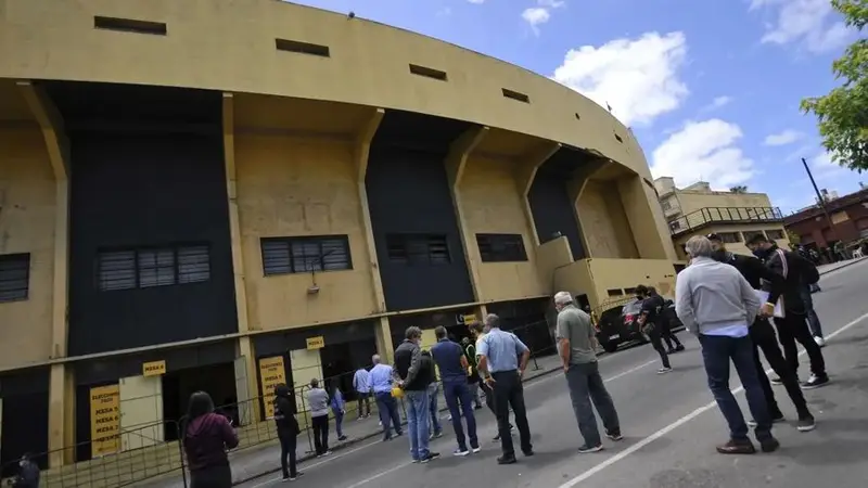 Socios hacen fila frente al Palacio Peñarol en un día de elecciones, en una imagen de archivo. Foto: El Observador
