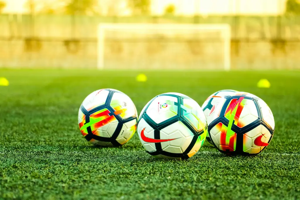 Jugadores de fútbol en un partido. Foto: Unsplash