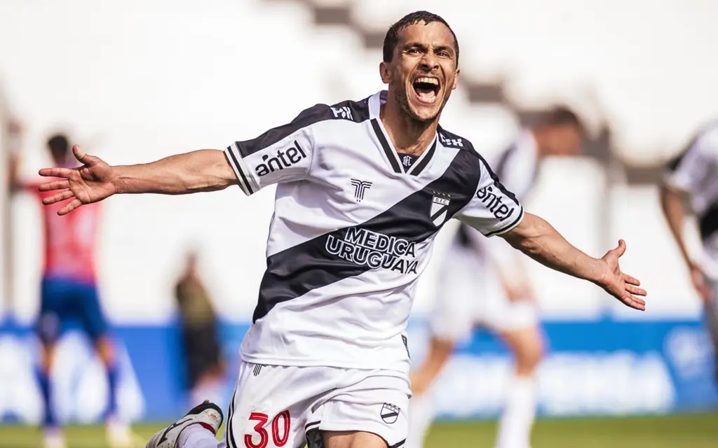 Un futbolista de Danubio festeja ante Central Español. Foto: El País