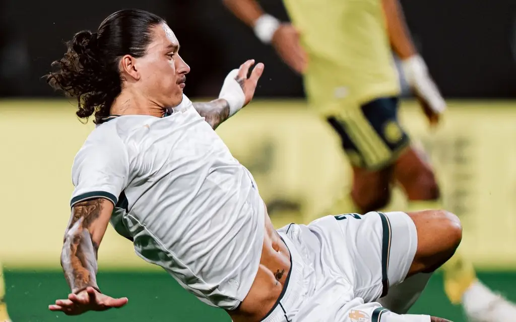 Darwin Núñez, con la camiseta del Diriyah, cae durante el partido ante Al Taawoun. Foto: El País