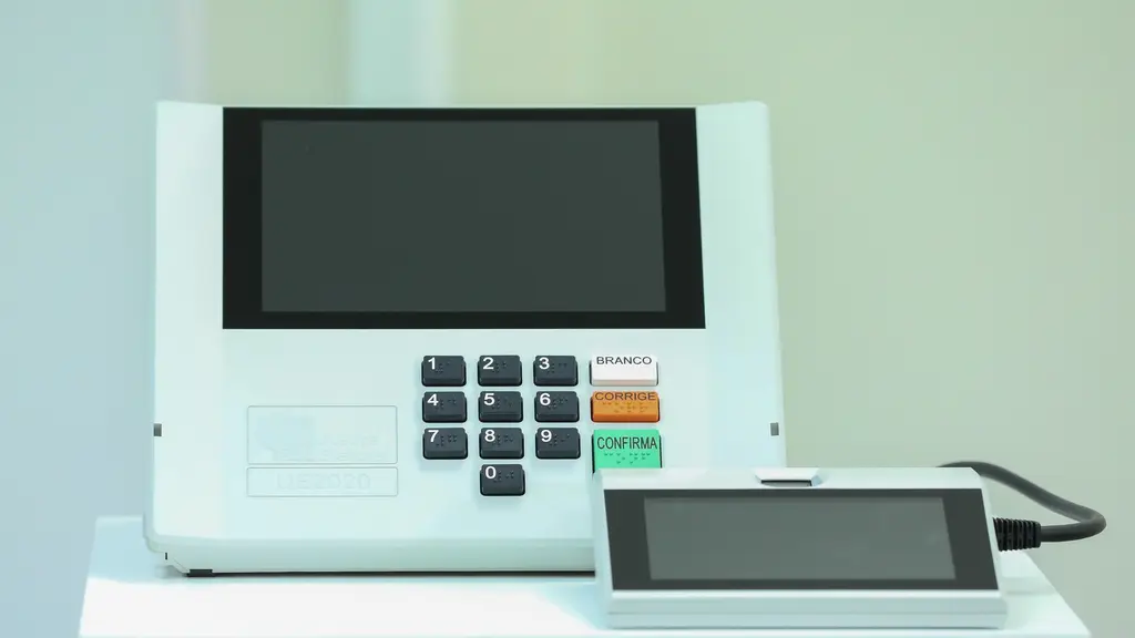 Una urna electrónica brasileña modelo UE2020, con su teclado numérico y las teclas Blanco, Corrige y Confirma. Foto: TSE - Tribunal Superior Eleitoral / Wikimedia Commons (dominio público) (archivo)