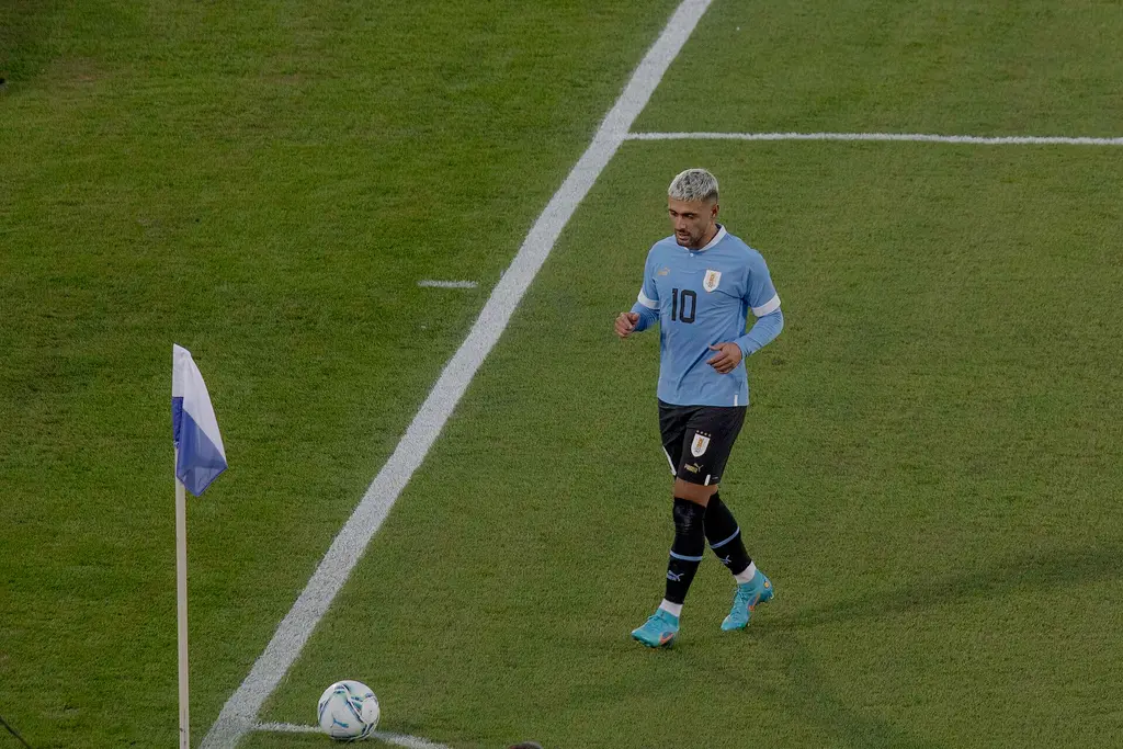 Giorgian de Arrascaeta con la camiseta 10 de Uruguay en un partido en el Estadio Centenario, en 2022 (archivo). Foto: Jimmy Baikovicius (CC BY-SA 2.0)