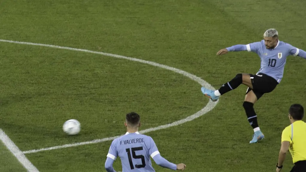 Giorgian de Arrascaeta remata con la camiseta 10 de Uruguay ante Panamá en el estadio Centenario, en junio de 2022 (archivo). Foto: Jimmy Baikovicius / Wikimedia Commons (CC BY-SA 2.0)