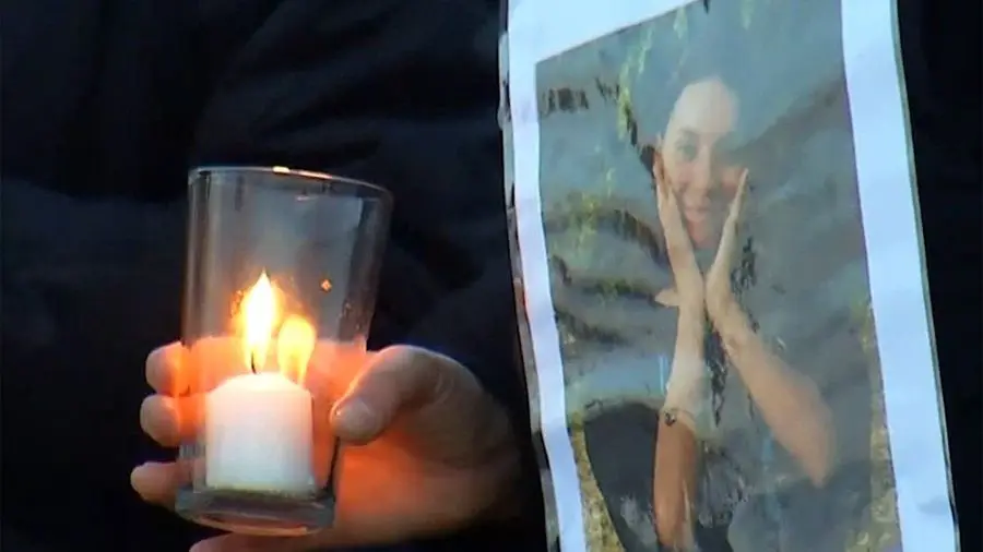 Una vela encendida junto a un retrato de Avril Wilkins. Foto: Subrayado