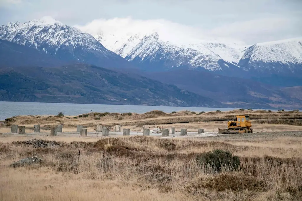 Obras junto al agua, con montañas de fondo, en la zona de Ushuaia. Foto: La Nación