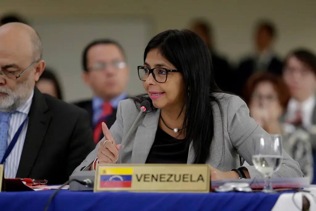 Delcy Rodríguez habla en una reunión extraordinaria de cancilleres de la CELAC en San Salvador, cuando era canciller de Venezuela. Foto: Presidencia de El Salvador / Wikimedia Commons (CC0) (archivo)