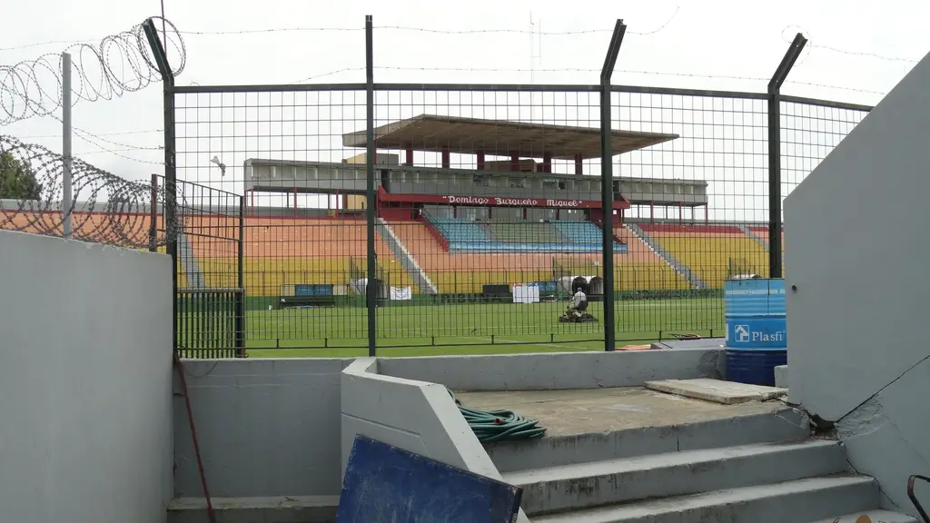 Tribunas y cancha del estadio Domingo Burgueño Miguel de Maldonado vistas desde un acceso detrás del alambrado. Foto: NaBUru38 / Wikimedia Commons (CC BY-SA 4.0) (archivo)