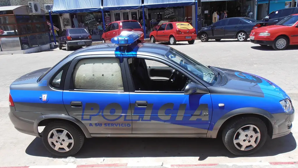 Un patrullero de la Policía Nacional estacionado en una calle. Foto: EUDOXIO / Wikimedia Commons (CC BY-SA 3.0) (archivo)