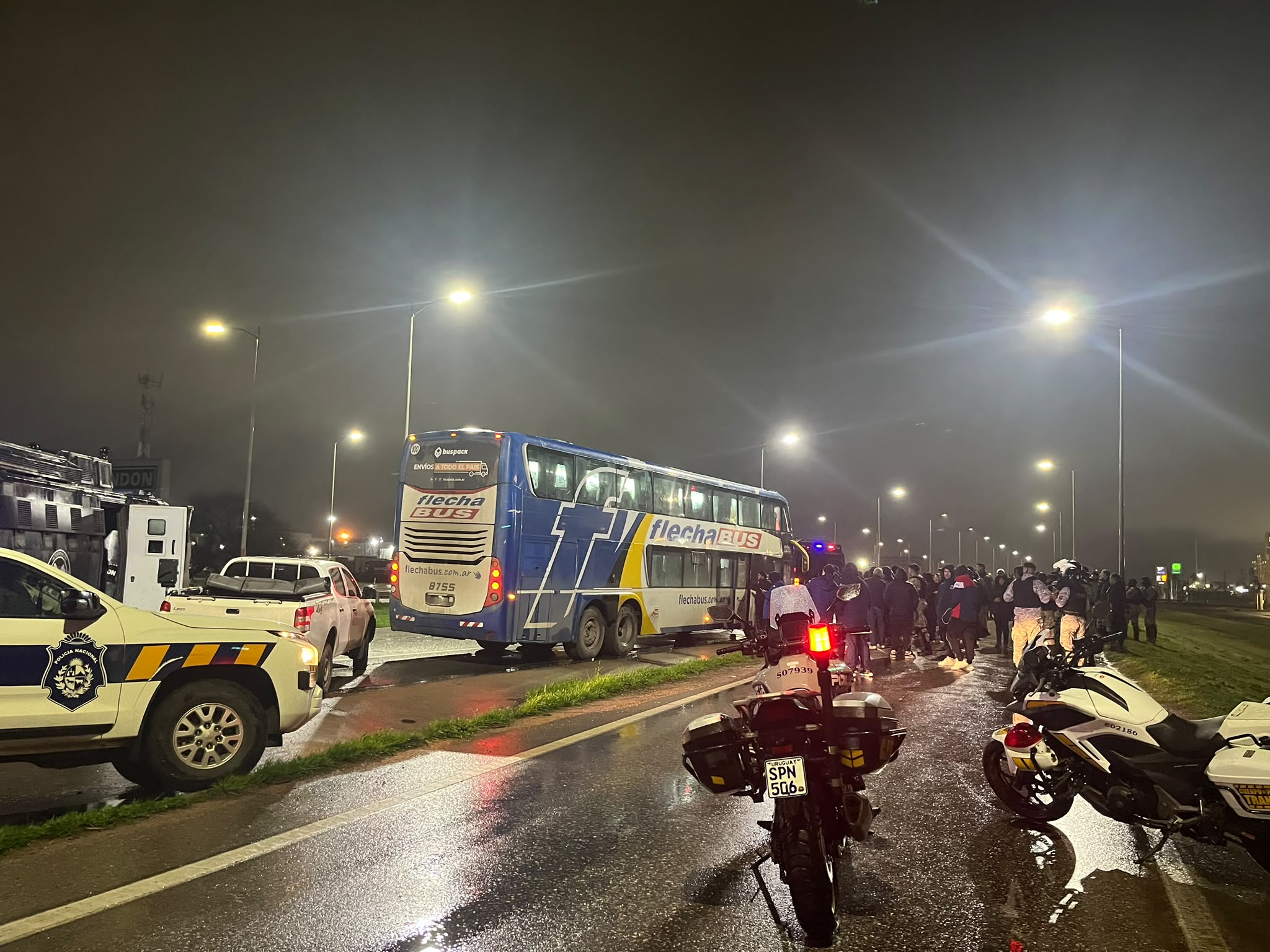 Foto de un ómnibus con hinchas de Tigre en Montevideo. Foto: Subrayado