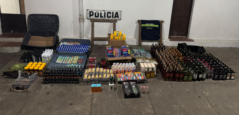 Un oficial de policía inspeccionando equipaje en una terminal de ómnibus en Uruguay. Foto: El País