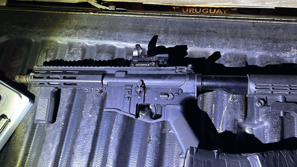 Detención de un adolescente con un rifle AR-15 en Montevideo. Foto: El Observador