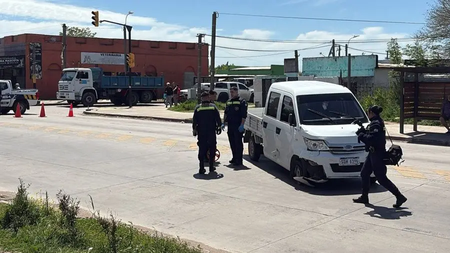 Una camioneta blanca con el frente dañado y policías en Avenida Mendoza, en Piedras Blancas. Foto: Subrayado