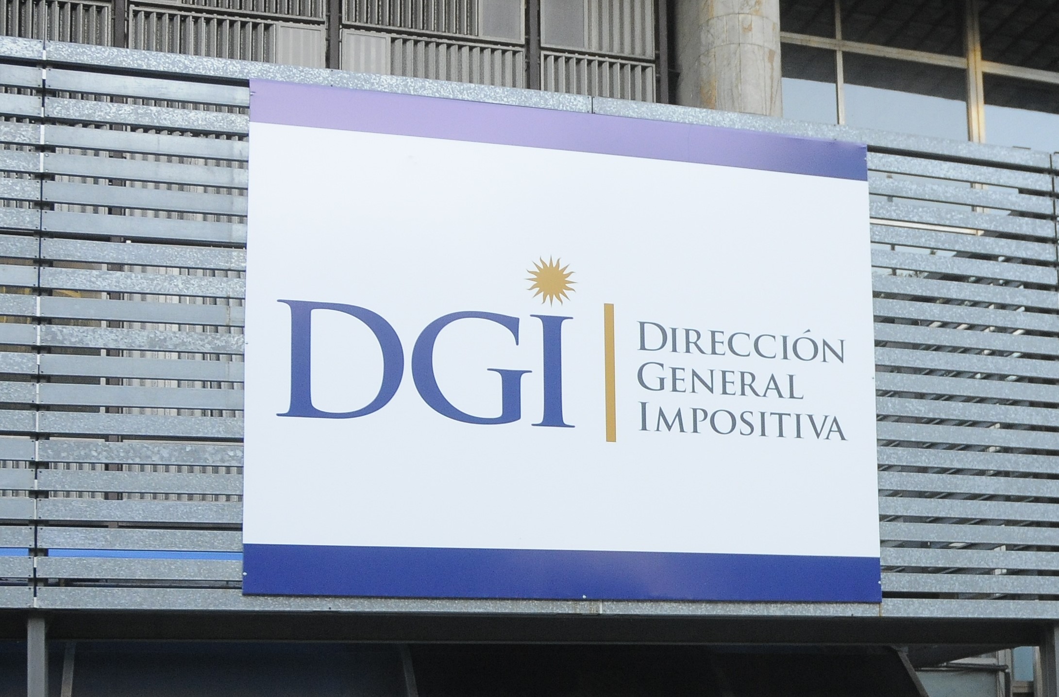 Un asesor financiero explica la devolución de impuestos a una familia. Foto: El País
