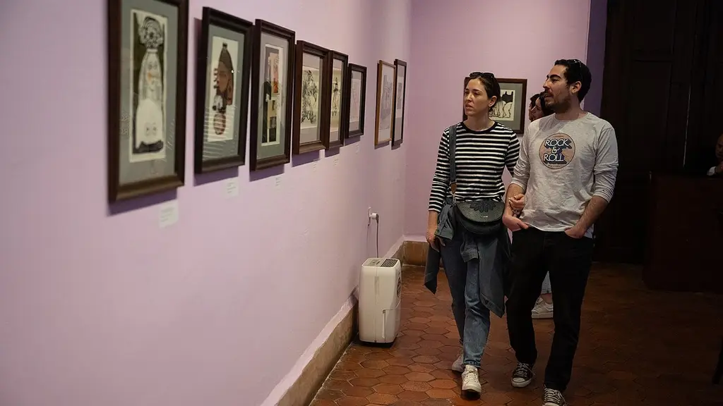 Visitantes recorren una exposición en el Cabildo de Montevideo durante un Día del Patrimonio. Foto: Santiago Mazzarovich / Wikimedia Commons (CC BY-SA 4.0) (archivo)