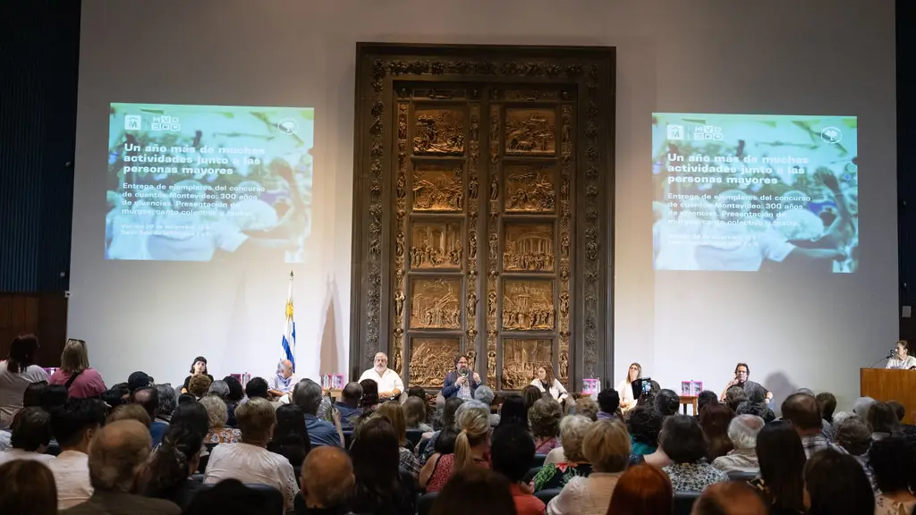 Personas mayores en el público de una actividad de la Intendencia de Montevideo dedicada a ese sector, en diciembre de 2024 (archivo). Foto: Verónica Caballero / Wikimedia Commons (CC BY-SA 4.0)