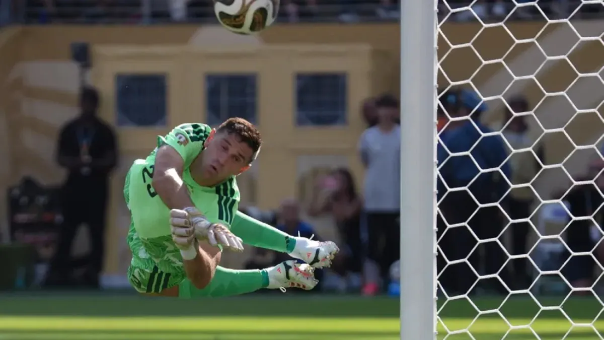 Emiliano 'Dibu' Martínez en acción durante la final del Mundial 2026. Foto: La Nación