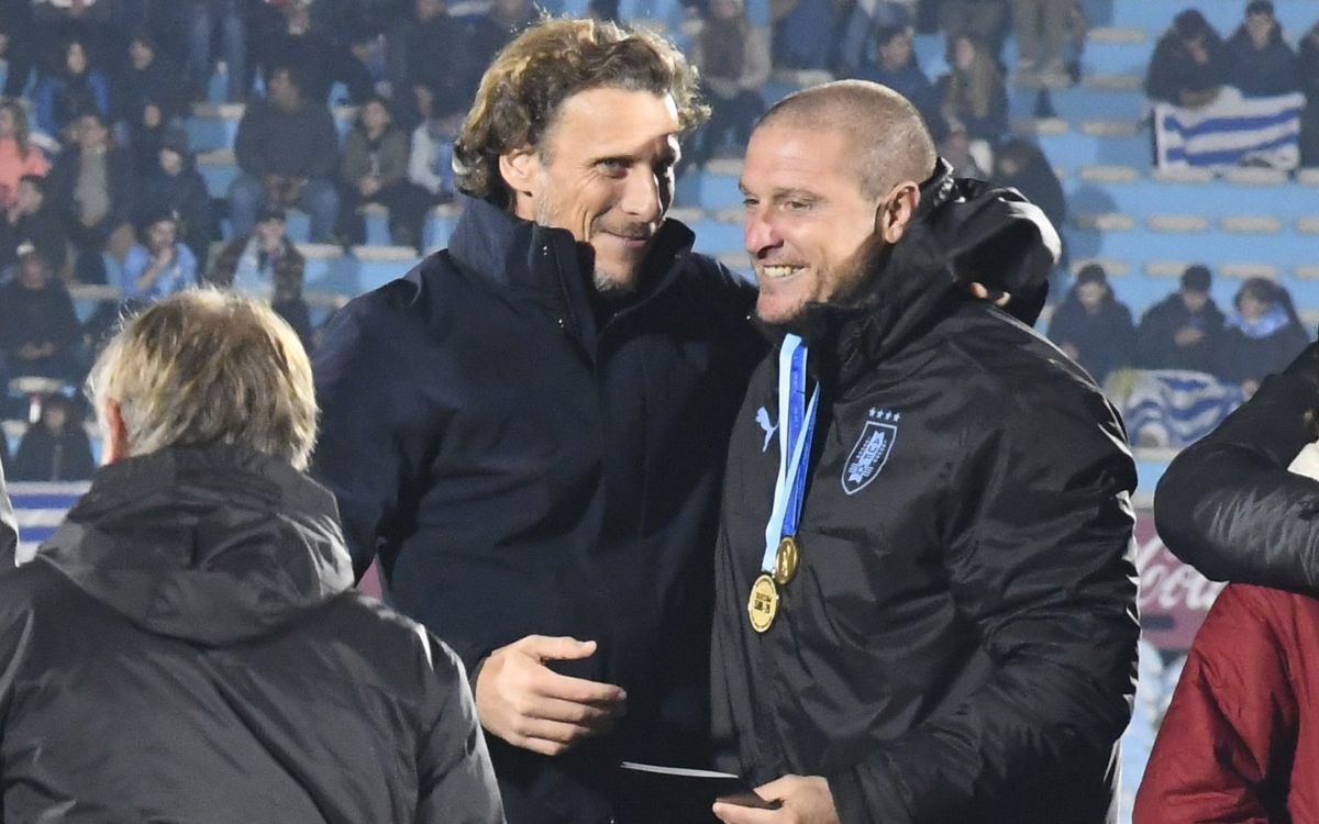Diego Forlán dirigiendo un entrenamiento con la selección Sub 20 uruguaya. Foto: AUF