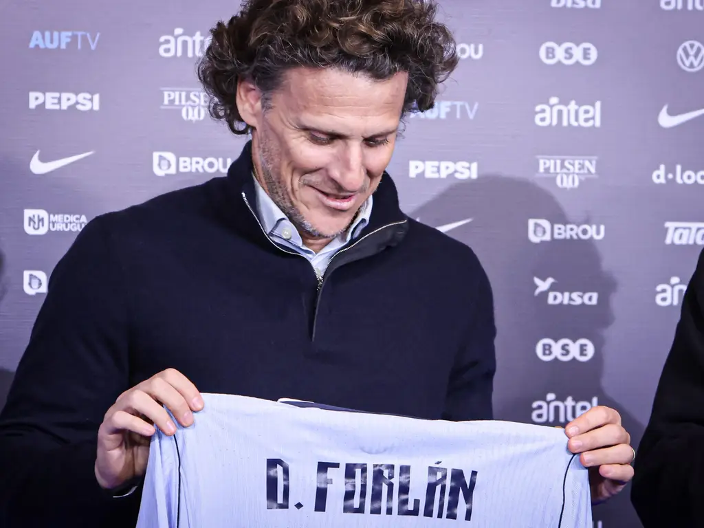 Diego Forlán en conferencia de prensa como nuevo entrenador de la selección uruguaya. Foto: El Observador