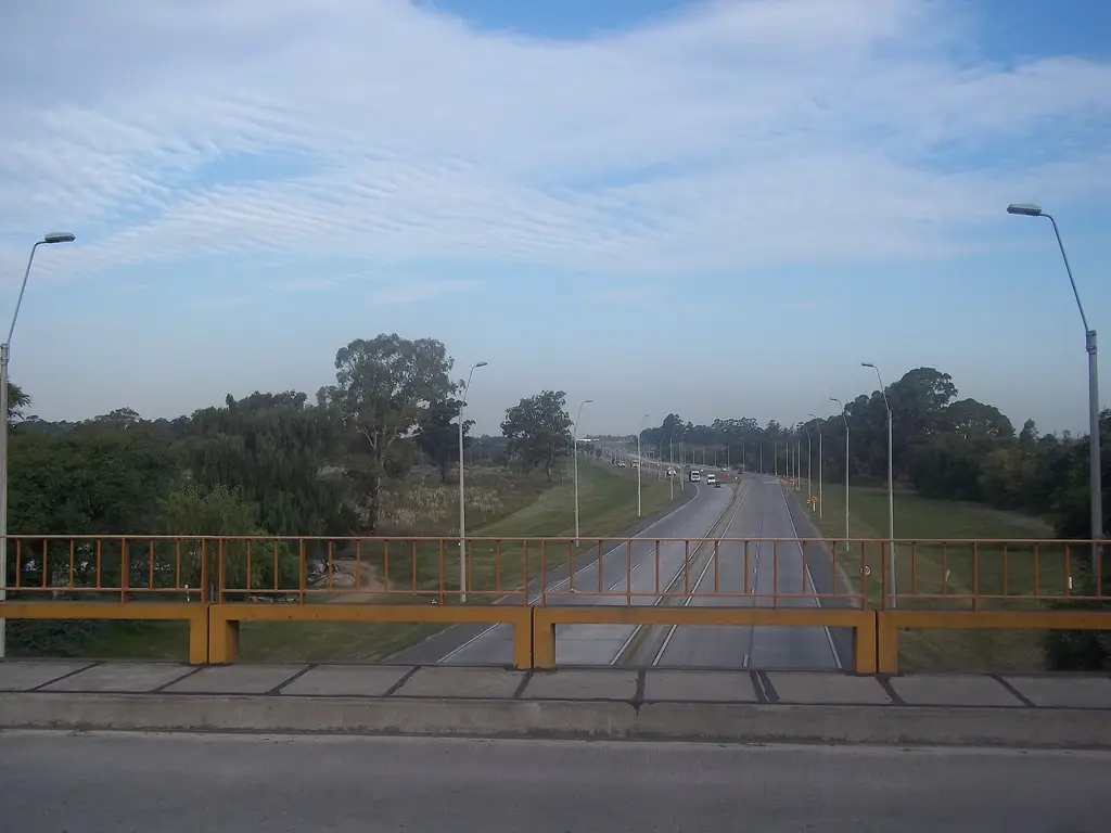 La ruta 1 vista desde un puente peatonal del lado de Montevideo, con vehículos en circulación. Foto: Andrea Mazza / Wikimedia Commons (CC BY-SA 3.0) (archivo)