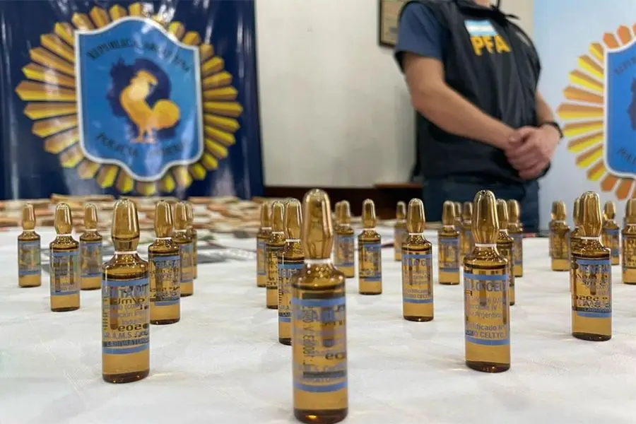 Ampollas exhibidas sobre una mesa en la causa del fentanilo, con un efectivo de la Policía Federal al fondo, en una imagen de archivo. Foto: La Nación