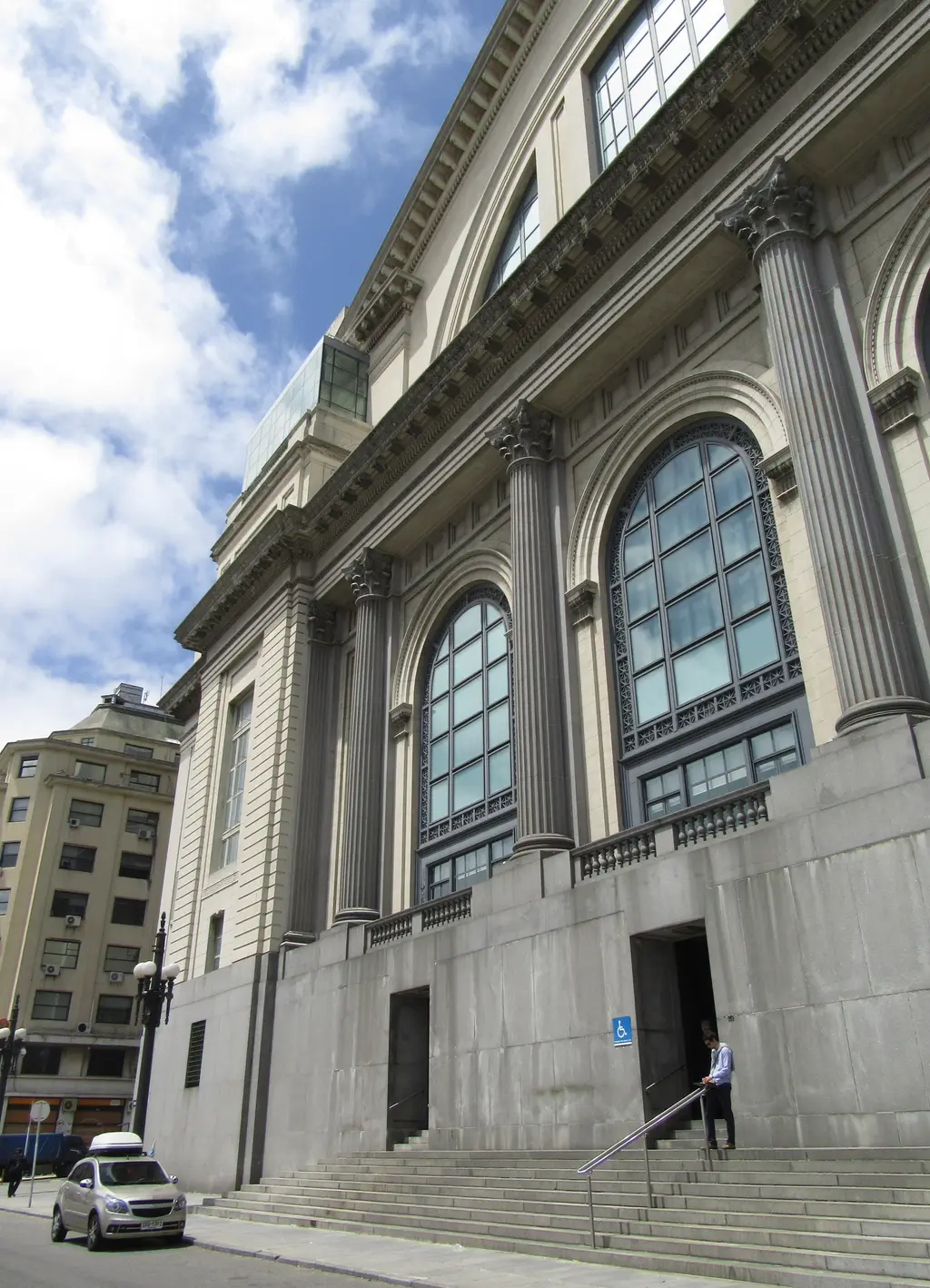 Casa matriz del Banco República en Montevideo. Foto: Wikimedia Commons