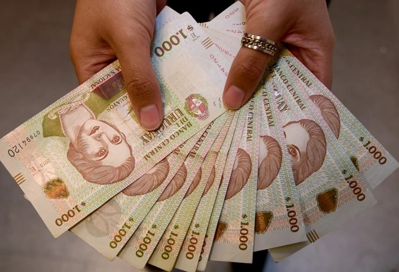 Mercado callejero en Argentina con letreros de cambio de moneda. Foto: Clarín