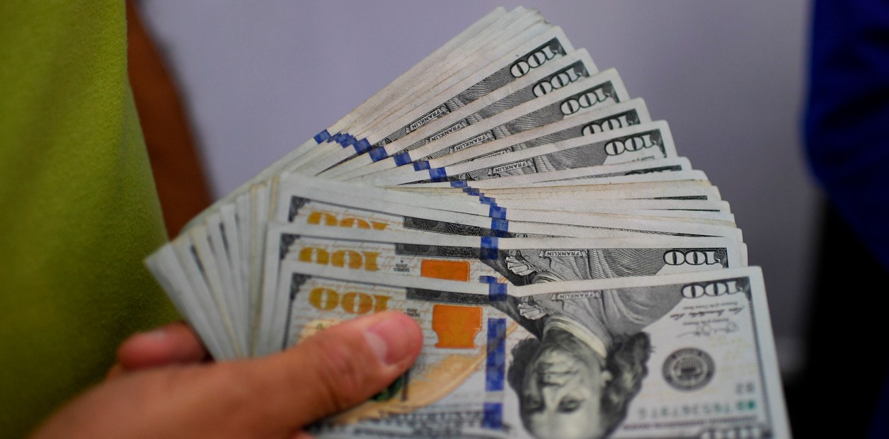 Gráfico de la cotización del dólar blue y el dólar oficial en Argentina. Foto: Clarín