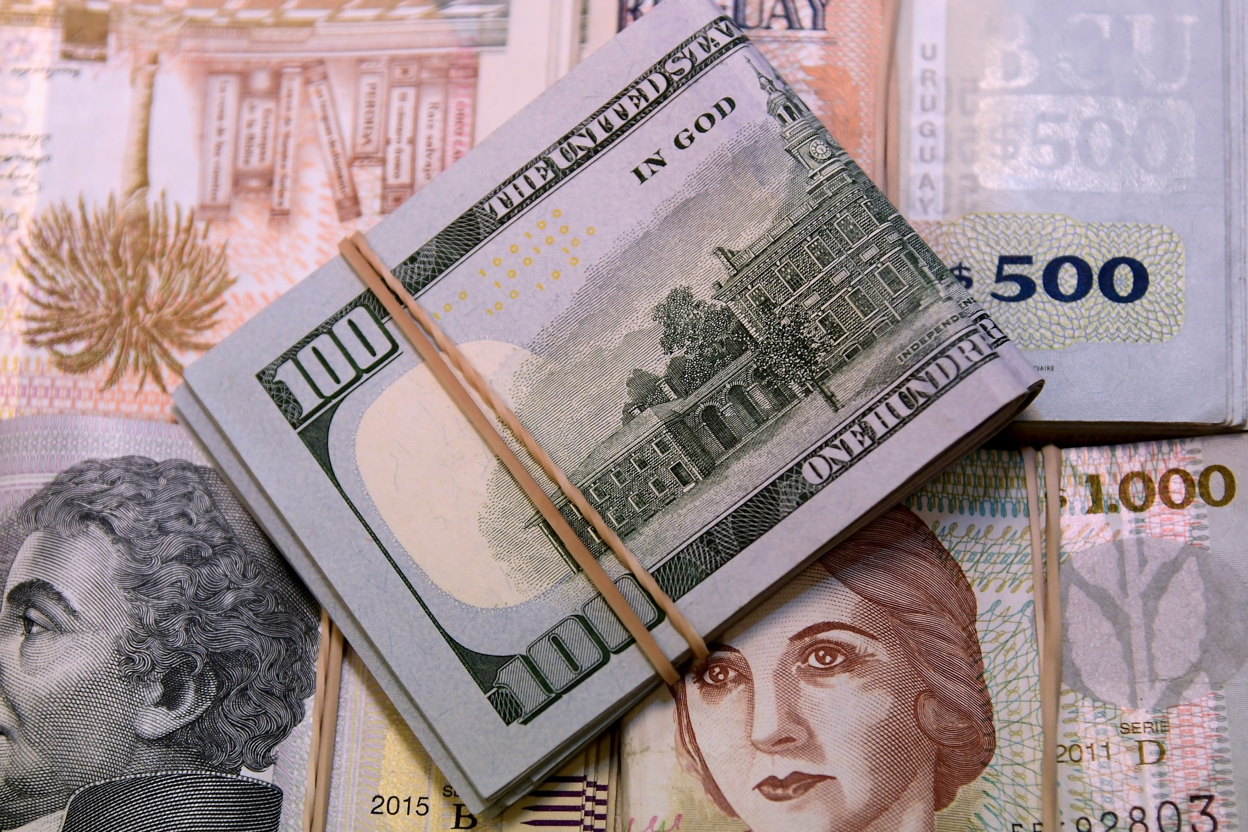 Mercado de cambios en Buenos Aires, Argentina, mostrando billetes de dólar y tasas de cambio. Foto: Clarín