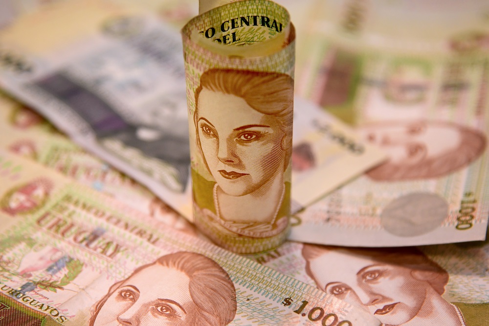 Cotizaciones del dólar y Unidad Indexada en un mercado financiero. Foto: El País
