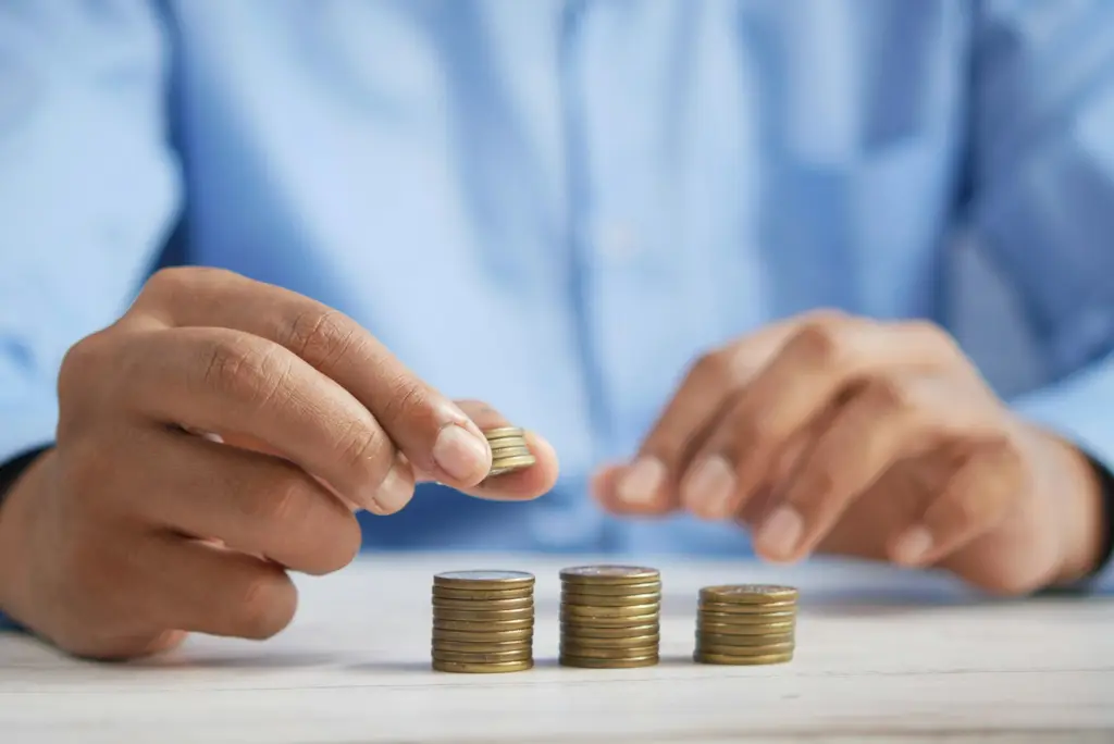Billetes de dólar sobre una mesa. Foto: Unsplash