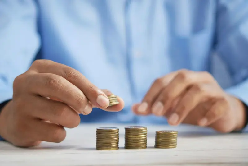 Billetes de dólar sobre una mesa. Foto: Unsplash