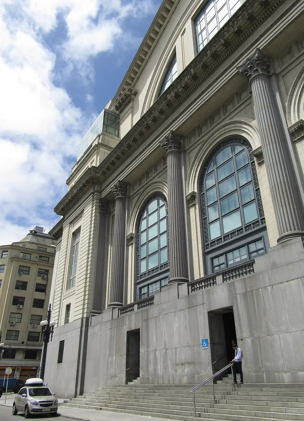 Fachada del Banco República en Montevideo. Foto: Wikimedia Commons
