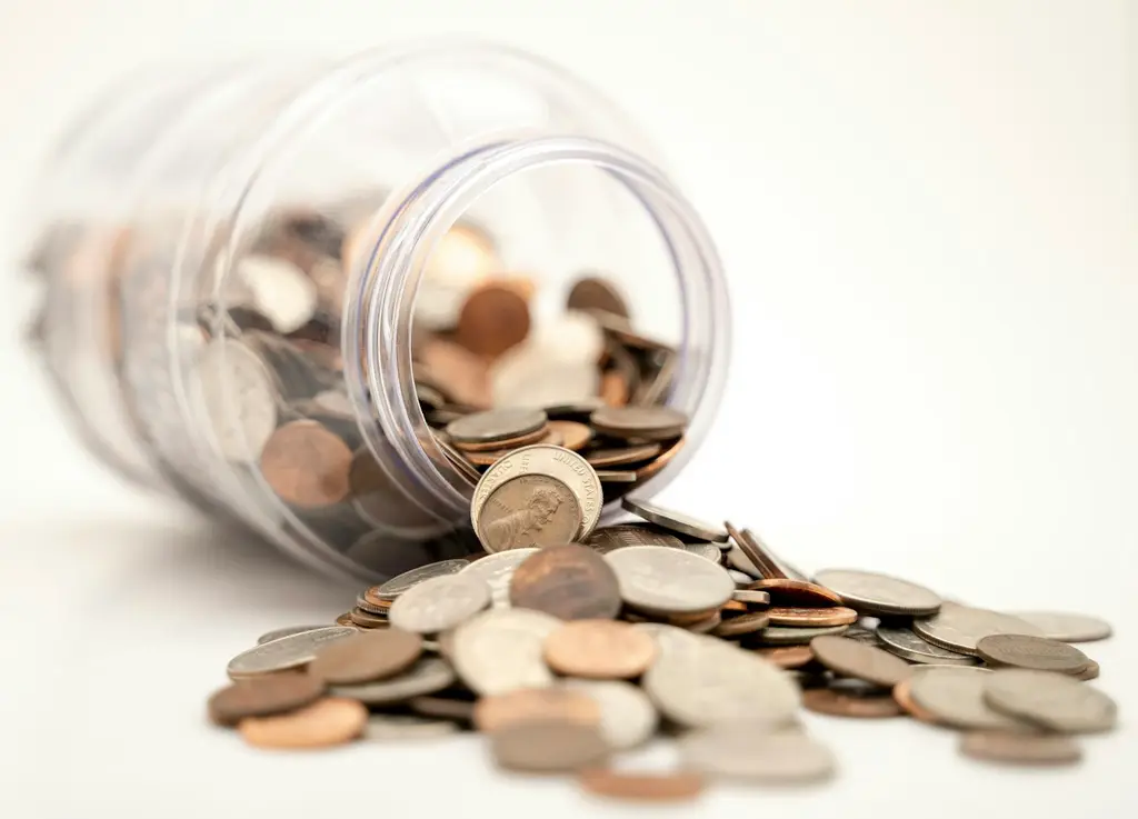 Monedas y billetes sobre una mesa. Foto: Unsplash