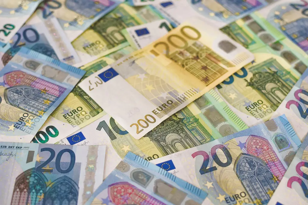 Billetes de dólar sobre una mesa. Foto: Unsplash