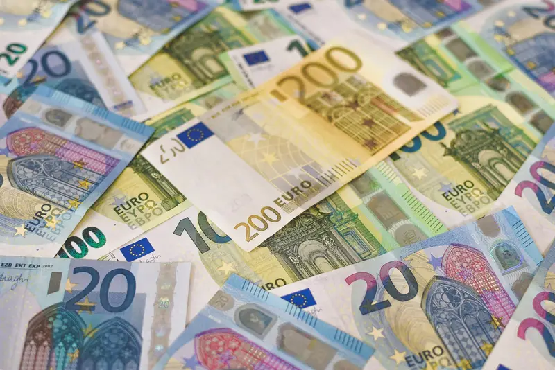 Billetes de dólar sobre una mesa. Foto: Unsplash
