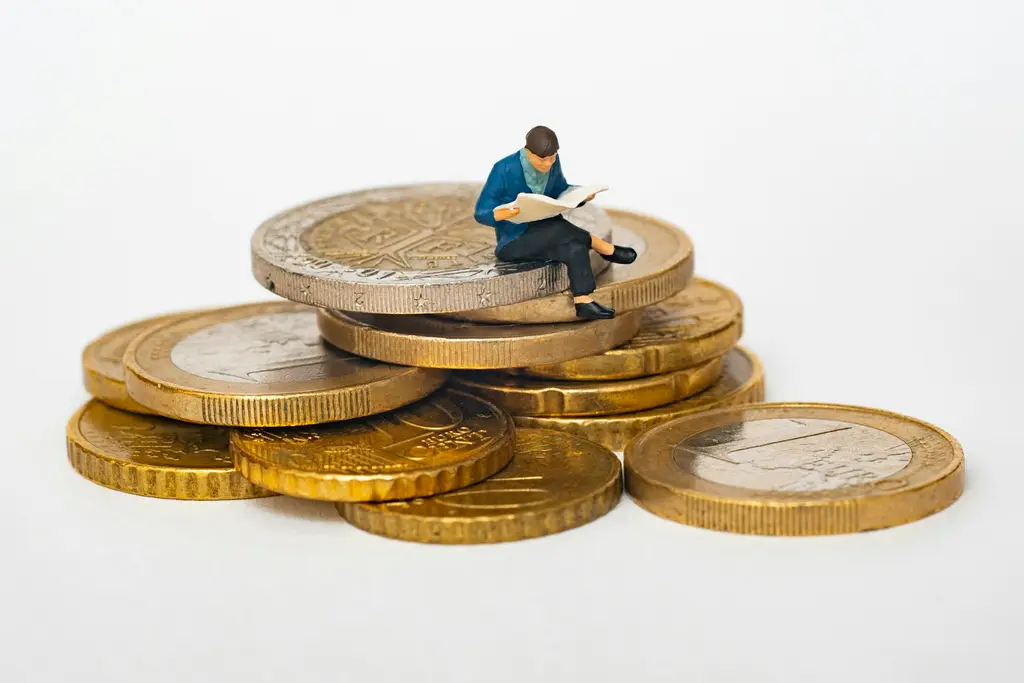 Monedas y billetes sobre una mesa. Foto: Unsplash